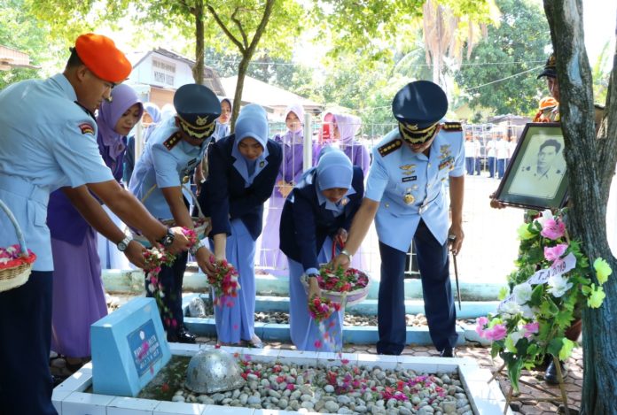 HUT TNI AU ke-73, Lanud Sultan Iskandar Muda Ziarahi Makam Pahlawan