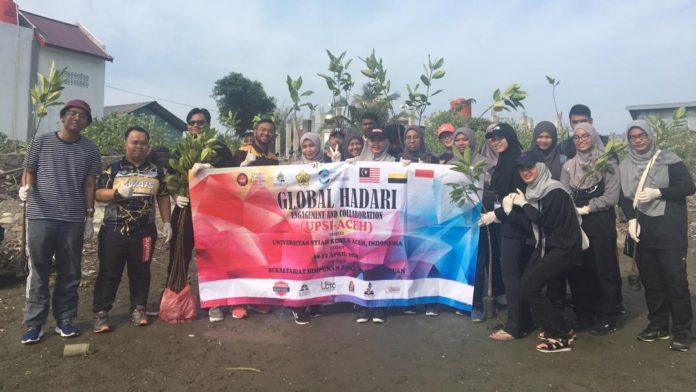 Mahasiswa Malaysia Tanam Pohon Bakau di Alue Naga