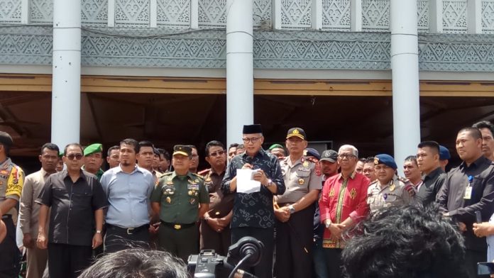 Plt Gubernur Aceh Temui Massa, Janji Selesaikan Persoalan Izin PT EMM dalam 14 Hari