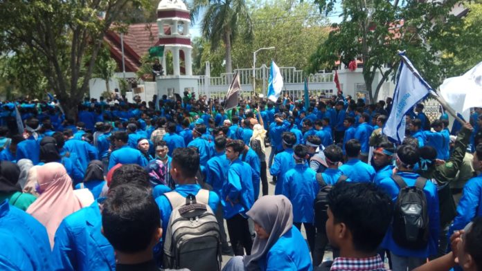 Tolak PT EMM, Ribuan Mahasiswa Kembali Demo Kantor Gubernur