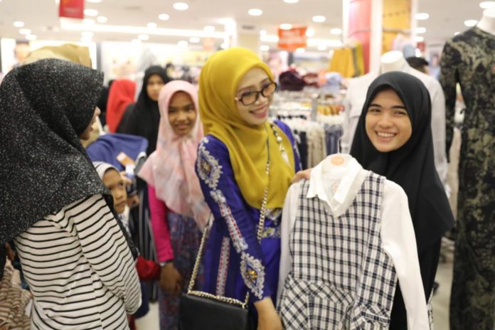Jelang Lebaran, Istri Plt Gubernur Aceh Berbagi Baju Baru untuk Anak Yatim