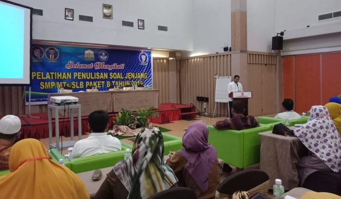 Guru SMP dan MTs di Aceh Dilatih Membuat Soal UN