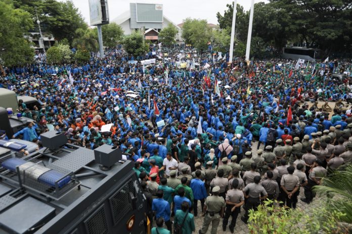 Video: Aksi Demo Ribuan Mahasiswa Aceh di Kantor DPRA