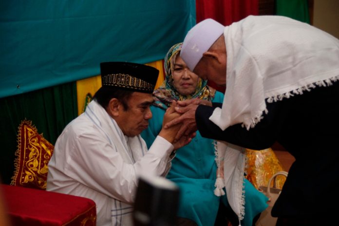 FOTO | Pulang ke Aceh, Menag Fachrul Razi Dipeusijuek Ulama