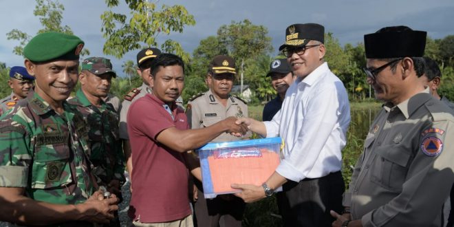 Plt Gubernur Serahkan Bantuan untuk Korban Banjir di Aceh Barat