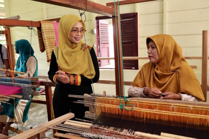 Upaya BI Berdayakan Ekonomi Pengrajin Tenun Aceh Diapresiasi Dekranasda