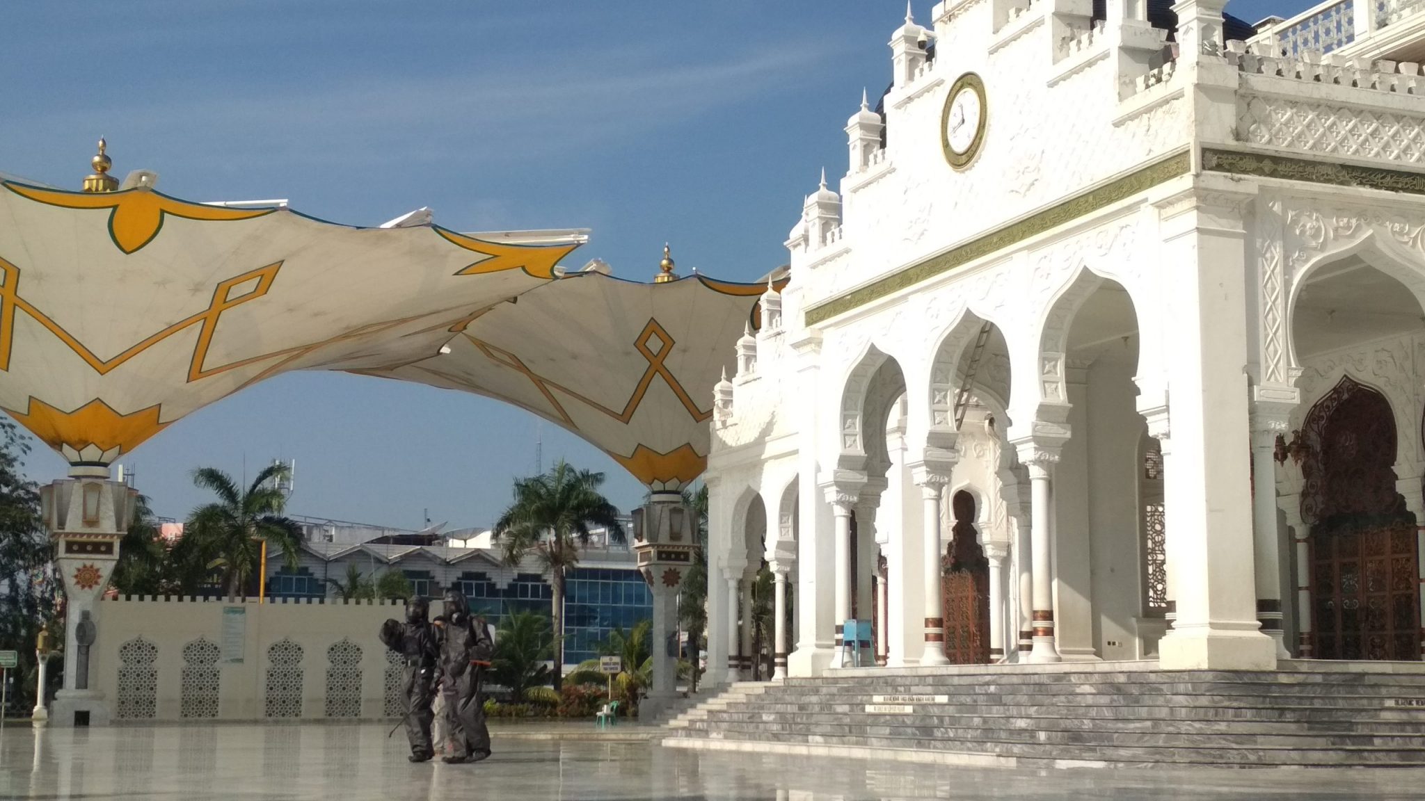 Cegah Corona, Masjid Raya Baiturrahman Disemprot Disinfektan Sebelum Salat Jumat