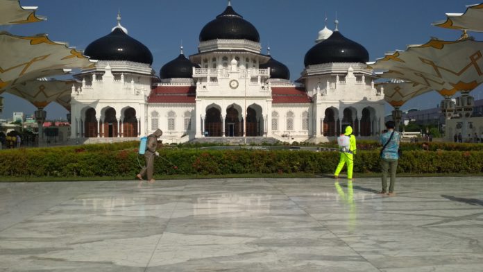 Cegah Corona, Masjid Raya Baiturrahman Disemprot Disinfektan Sebelum Salat Jumat