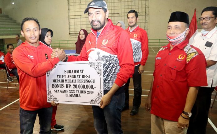 KONI Aceh Serahkan Bonus untuk Atlet Peraih Medali Pra-PON, Porwil dan SEA Games