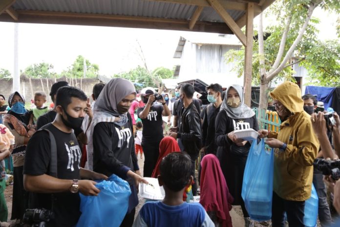 Komunitas KTP Bersama Darwati Bagi-bagi Takjil untuk Anak Pemulung di Gampong Jawa