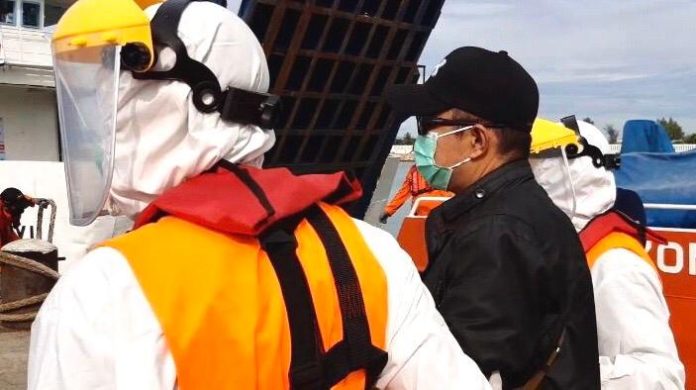 Pakai APD Lengkap, Tim Basarnas Evakuasi ABK Kapal Kargo yang Sakit di Selat Benggala