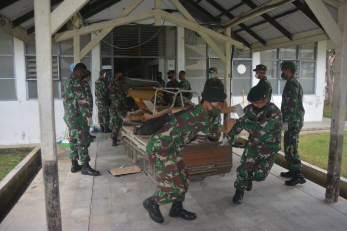 Prajurit TNI Gotong Royong di RSUDZA Siapkan Ruang Tambahan untuk Pasien COVID-19