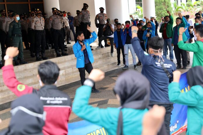 Tuntut Transparansi Anggaran Penanganan Covid-19, Mahasiswa Demo Kantor Gubernur Aceh
