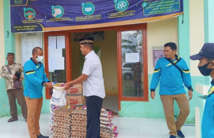 Berbagi Sembako, Cara ASN Kemenag Aceh Singkil Sambut HAB ke-75 di Tengah Pandemi