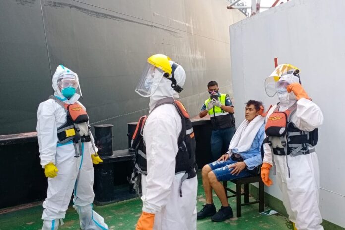 Gunakan APD, Tim SAR Aceh Evakuasi ABK Kapal Tanker yang Sakit dari Tengah Laut