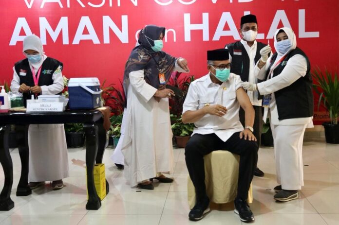 Disuntik Vaksin Sinovac Dosis Kedua, Gubernur Aceh Minta Nakes Tak Tolak Vaksinasi