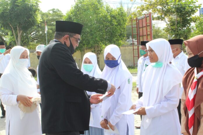 Peringati HAB ke-75, Kemenag Aceh Singkil Serahkan Penghargaan ke Siswa Berprestasi
