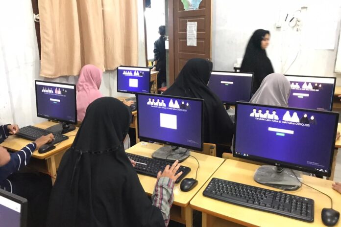 Santri Dayah Insan Qurani Aceh Besar Pakai E-Voting Pilik Ketua OSDIQ