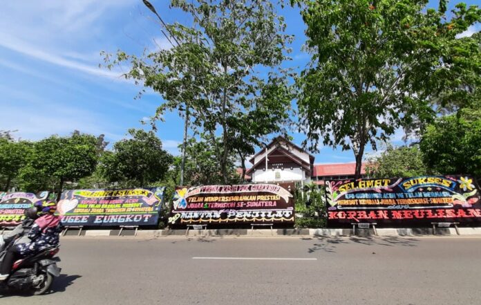 Papan Bunga 'Aceh Juara Termiskin se-Sumatera' Hiasi Jalan Depan Kantor Gubernur