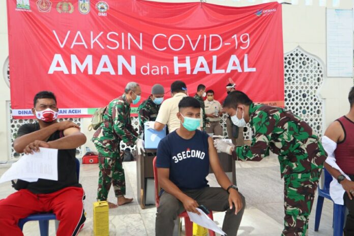 Atlet dan Pelatih Pelatda KONI Aceh Divaksinasi di Masjid Raya Baiturrahman
