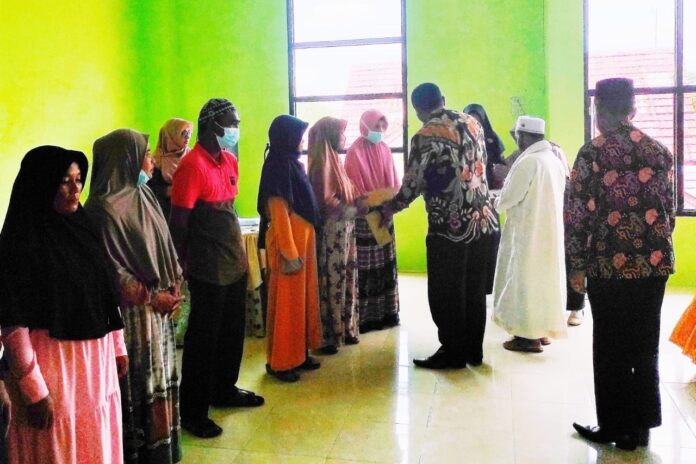 Sambut Ramadhan, Kemenag Aceh Singkil Salurkan Zakat ke Fakir Miskin dan Mualaf