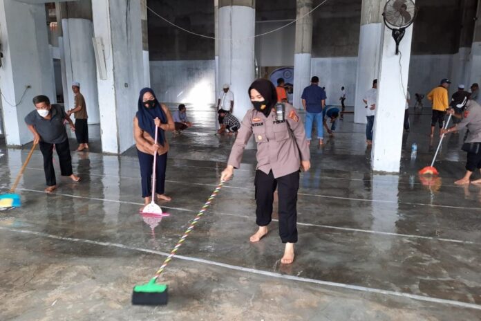 Sambut Bulan Ramadhan, Personel Polri dan TNI Bersihkan Masjid Jami Lueng Bata