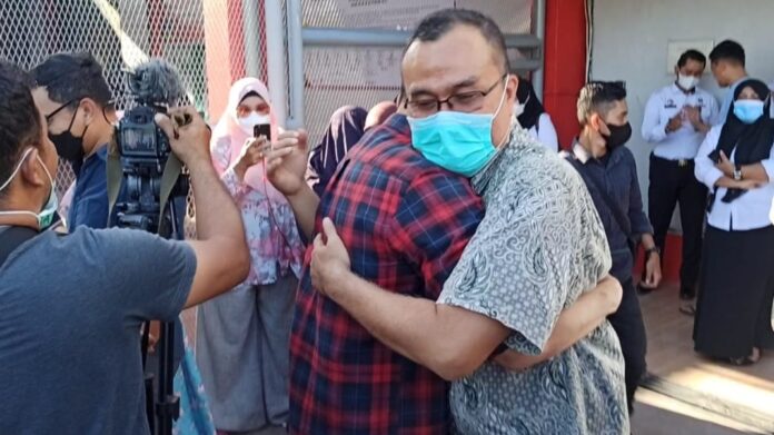 Video Suasana Haru Sambut Saiful Mahdi Bebas dari Penjara Usai Dapat Amnesti Jokowi