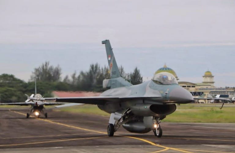 Atraksi Fly Pass Pesawat Tempur F-16 TNI AU di Langit Sabang, Aceh