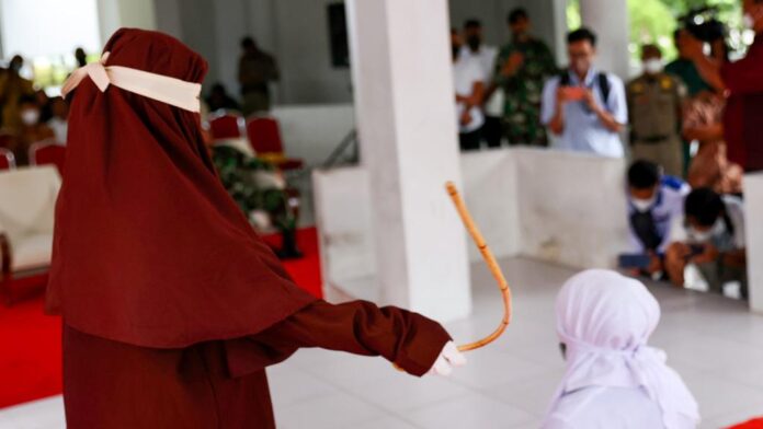 Dua Pelanggar Syariat Islam di Banda Aceh Dihukum Cambuk