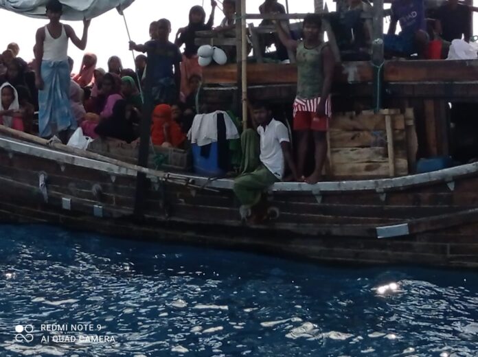 Kapal pengungsi Rohingya yang terombang-ambing di perairan Bireuen, Aceh