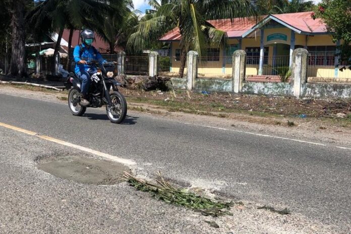 Lintasi Jalan Berlubang di Aceh Barat, Pengendara Motor Terjatuh