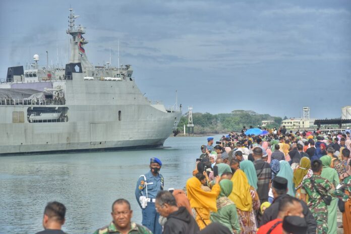 Kapal Perang TNI AL Angkut Pasukan Pengamanan Perbatasan RI-PNG
