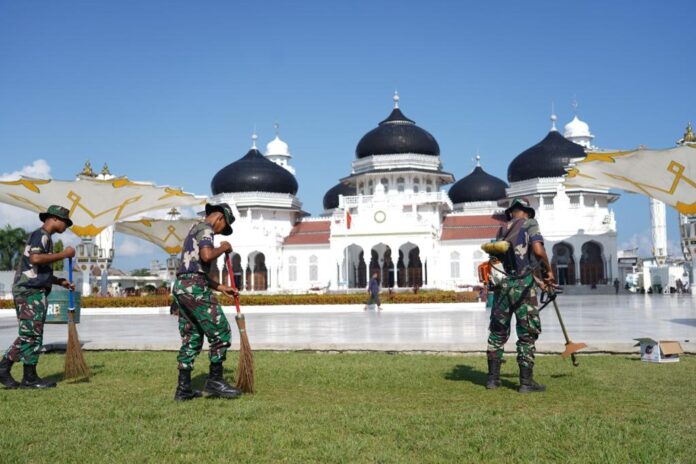 Sambut Ramadhan, Prajurit TNI Bersihkan Masjid Raya Baiturrahman Banda Aceh