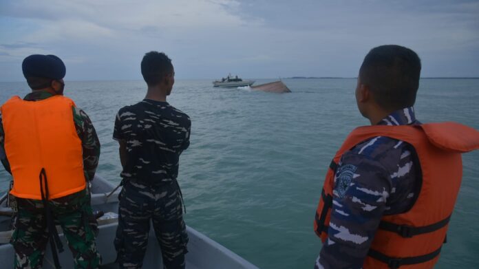 TNI AL Selamatkan ABK KM Sumber Kharisma yang Tenggelam di Laut Aceh Timur