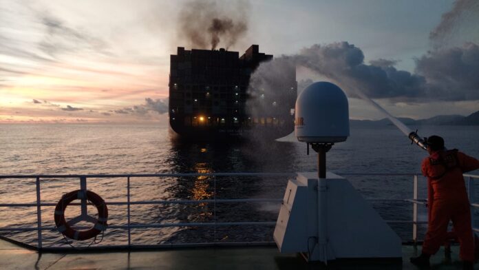 Kapal Kargo Pengangkut Kontainer Tujuan Malaysia Terbakar di Perairan Sabang