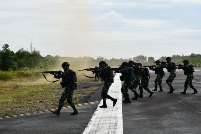 Aksi Latihan Prajurit Wing Komando III Kopasgat TNI AU Rebut Bandara