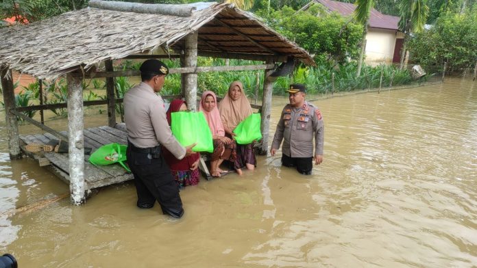 Banjir di Aceh Barat, Polisi Salurkan Bantuan Sembako