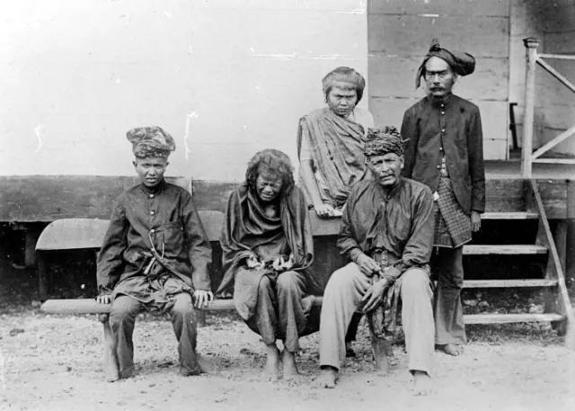 Foto penangkapan Cut Nyak Dhien, bertahun 1905 itu tersimpan di KITLV, Leiden, Belanda. Foto itu diambil oleh komandan marsose, atau pasukan khusus Belanda, Letnan van Vuren.