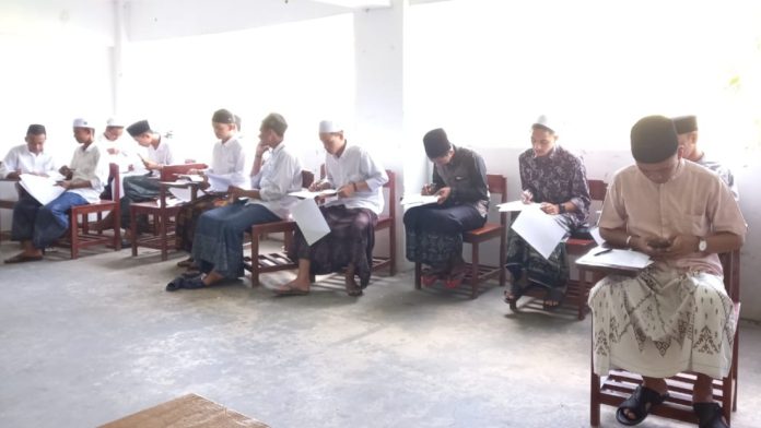 Seribuan calon mahasiswa mengikuti ujian seleksi masuk Institut Agama Islam (IAI) Al-Aziziyah Samalanga, Bireuen, di kampus tersebut, Kamis (3/8/2023).