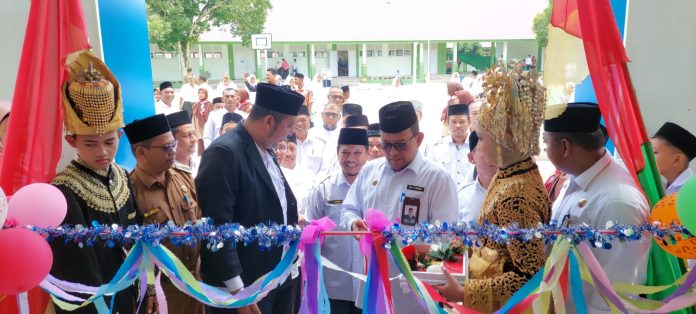 MTsN 1 Bireuen yang berlokasi di Gandapura, Bireuen kini memiliki gedung ruang belajar baru yang peresmiannya dilakukan oleh Kakanwil Kemenag Aceh Azhari, dirangkai dengan peringatan maulid Nabi Muhammad SAW, Senin (9/10/2023).