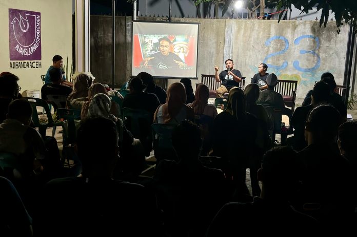 Diskusi di AJI Banda Aceh, Dandhy Dwi Laksono Berkisah di Balik Film Dirty Vote