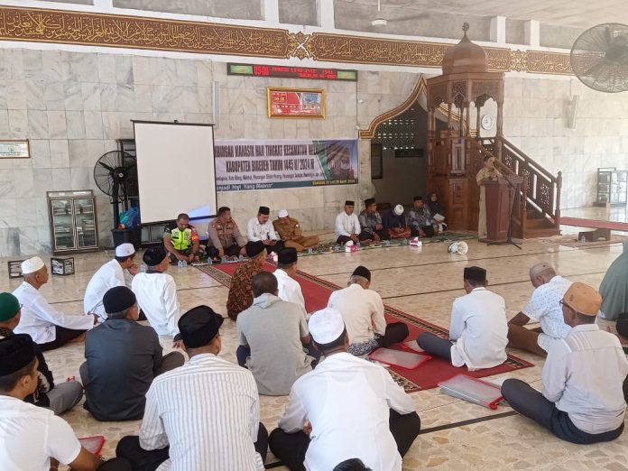 JCH Bireuen sedang mengikuti bimbingan manasik haji di Masjid Besar Kutablang, Bireuen.